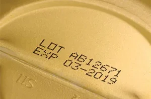 Marcaje y codificación de productos con impresión de fecha y lote en envase plástico