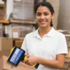 Operaria utilizando codificadora portátil inkjet JM1790 en almacén