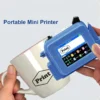 Mini impresora inkjet portátil azul en uso imprimiendo sobre producto