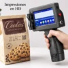 Codificadora inkjet portátil JS1-25 imprimiendo fecha de vencimiento y lote en bolsa de galletas